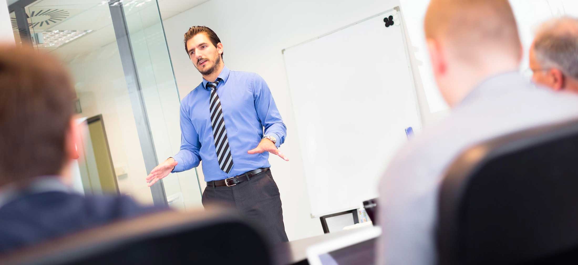 hombre impartiendo una clase de marketing