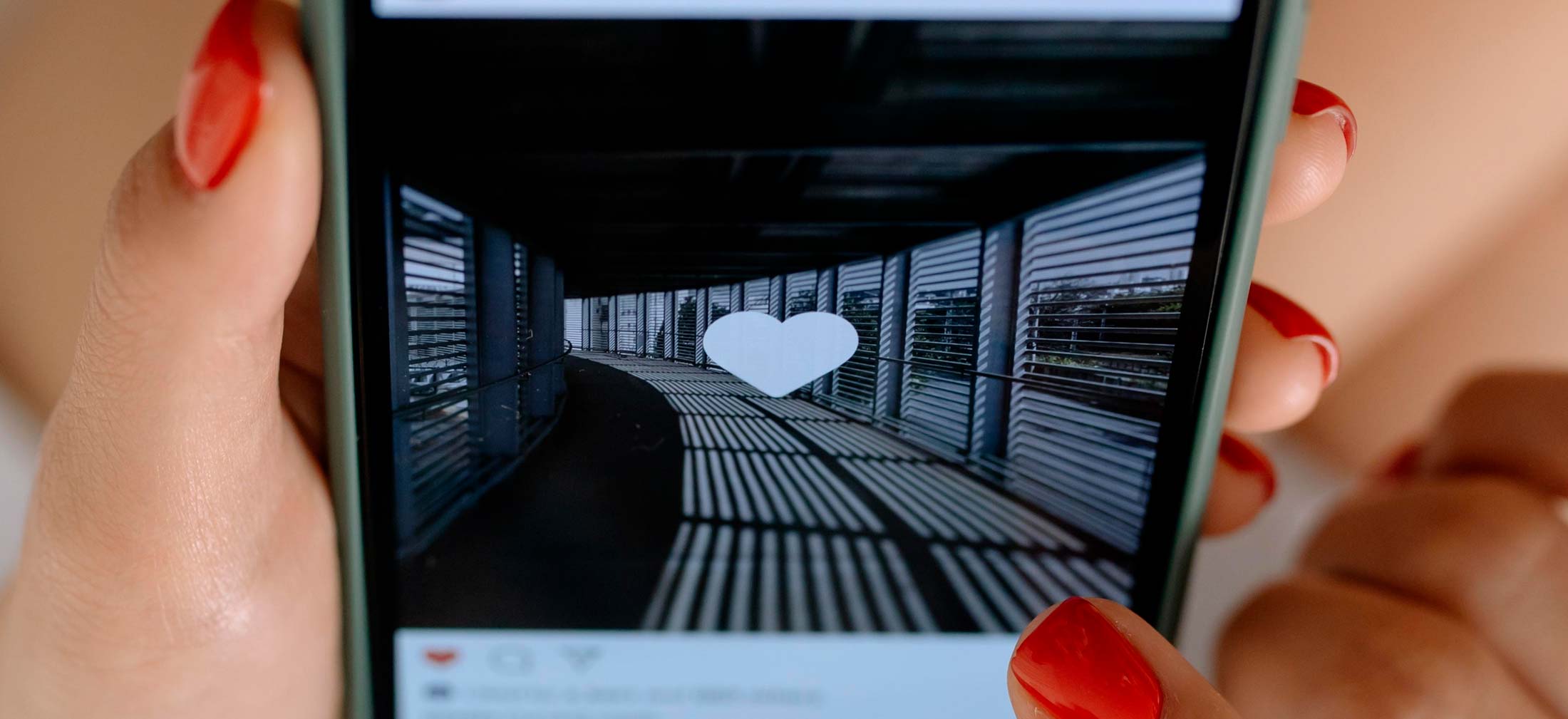 fotomontage de corazon en un edificio
