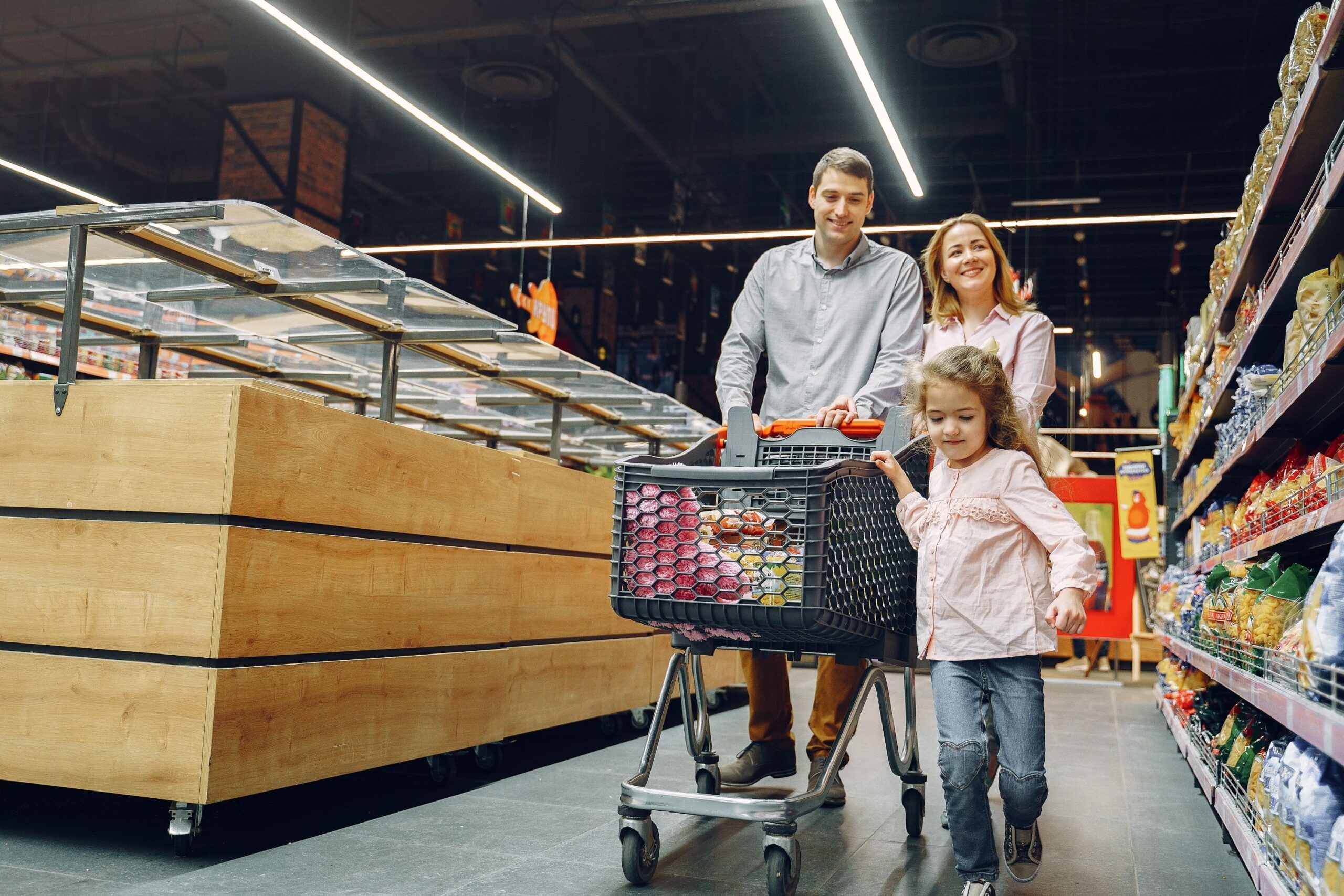 família de compras en un supermercado