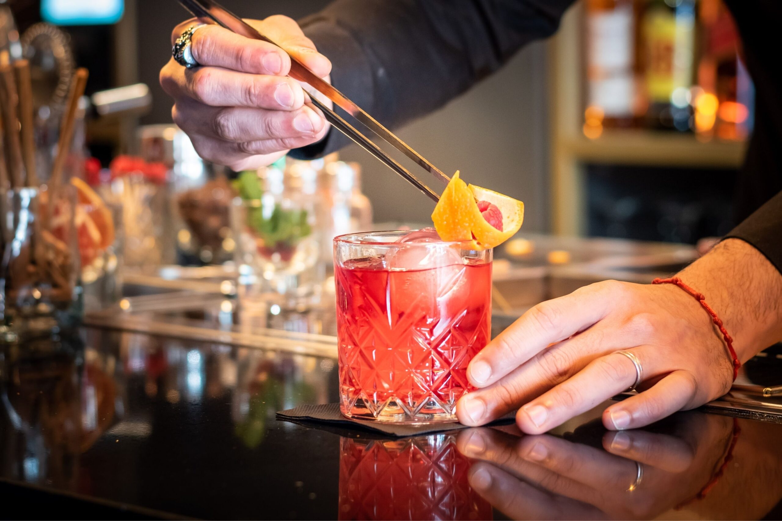 manos elaborando un cocktail