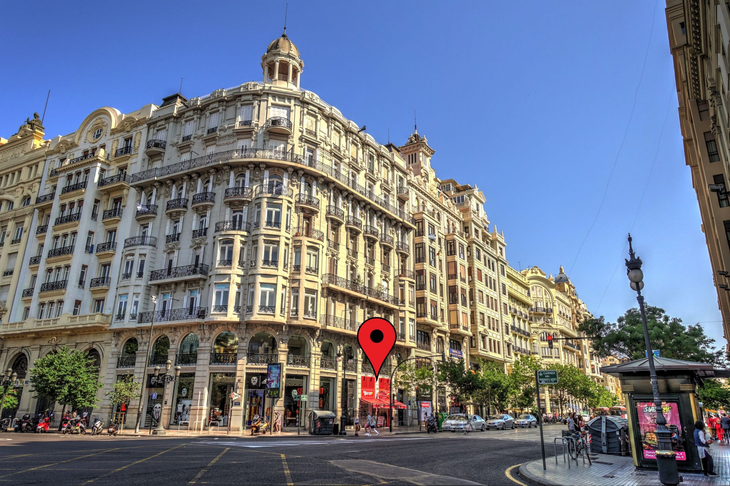 Calle centrica de una gran ciudad con icono de geolocalización