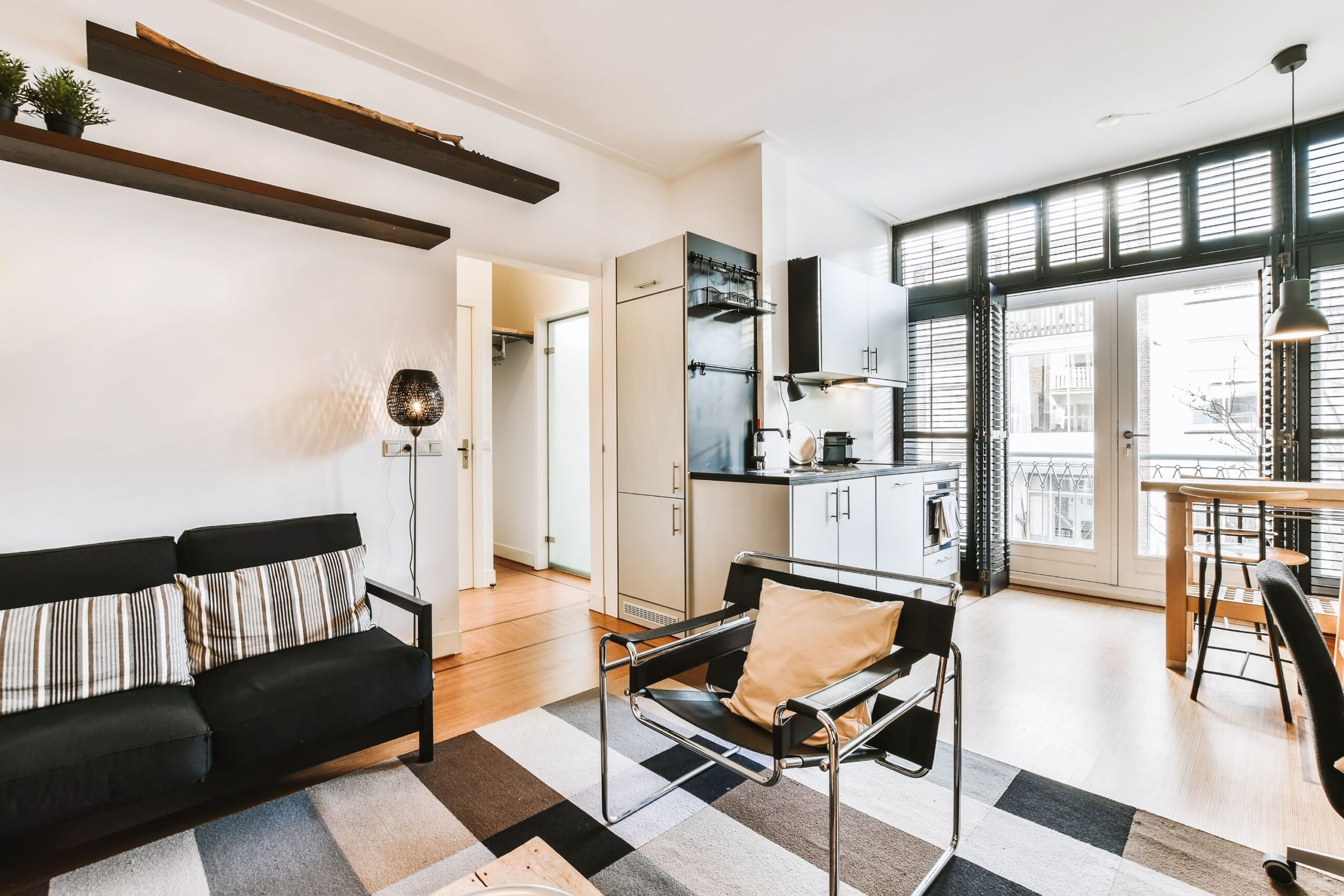 habitación con alfombra y muebles